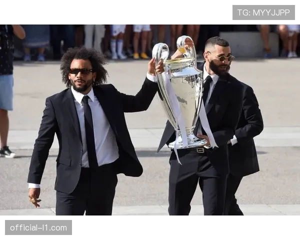 欧冠奖杯巡展抵达华沙,吸引超过五万波兰球迷参观